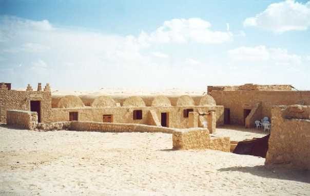 مبانٍ ذات قباب وجدران حجرية للحصن القديم في ضوء النهار